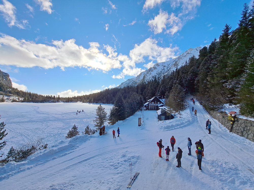 Tatry: Polročné prázdniny využili rodiny s deťmi aj na túru na Popradské pleso