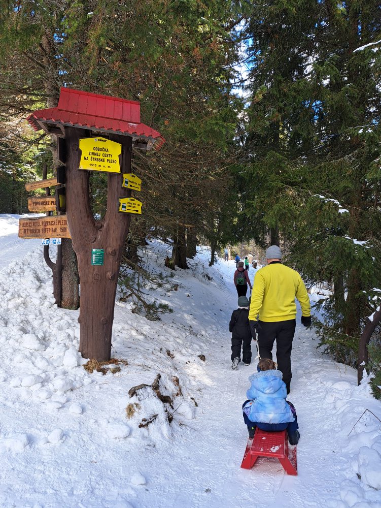 Tatry: Polročné prázdniny využili rodiny s deťmi aj na túru na Popradské pleso