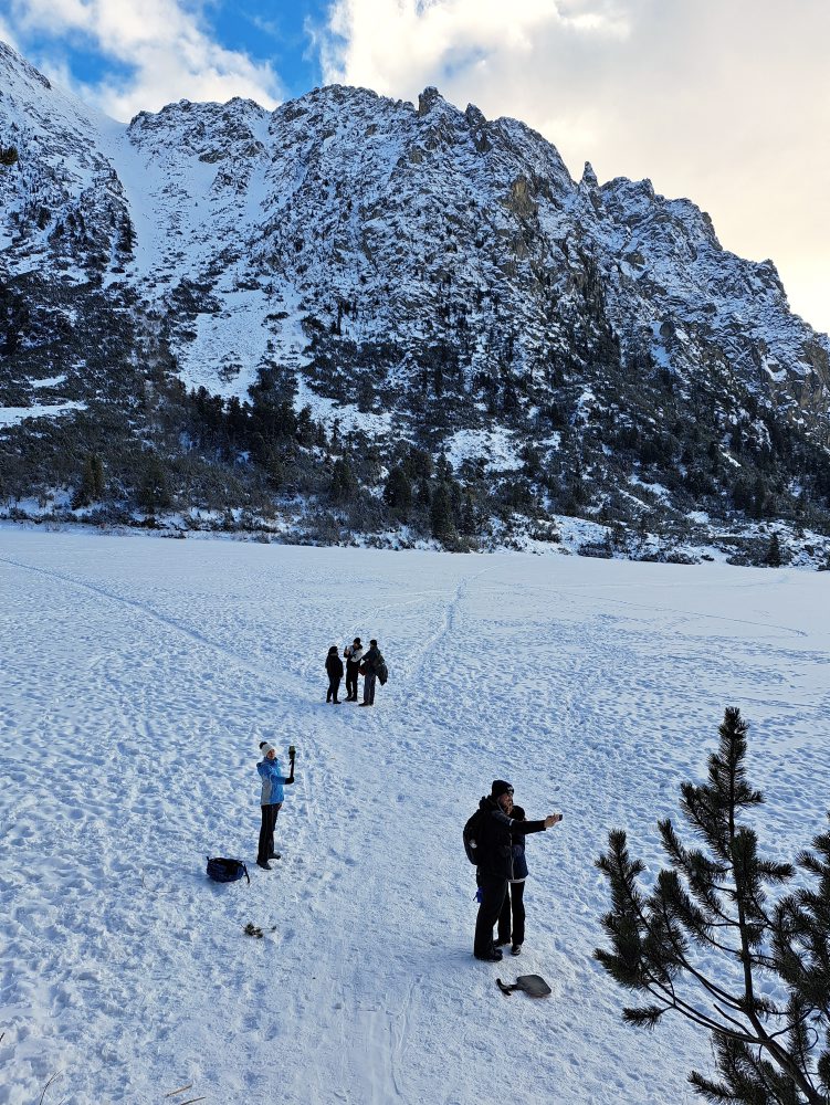 Tatry: Polročné prázdniny využili rodiny s deťmi aj na túru na Popradské pleso