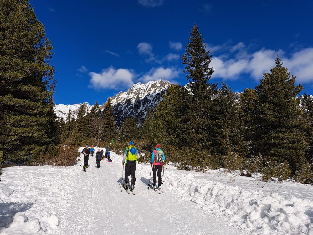 Tatry: Polročné prázdniny využili rodiny s deťmi aj na túru na Popradské pleso