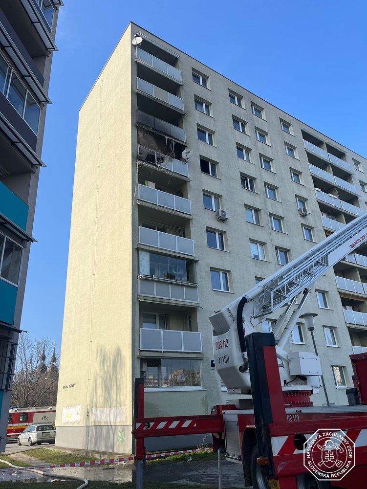 HaZZ: Hasiči zasahovali pri požiari bytu v Trnave,tri osoby sa nadýchali splodín