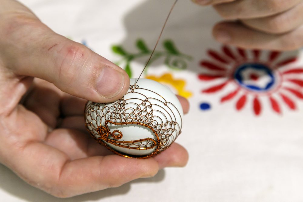 Kraslice zdobené odrôtovaním v Regionálnom centre remesiel Ústredia ľudovej umeleckej výroby (ÚĽUV) v Bratislave