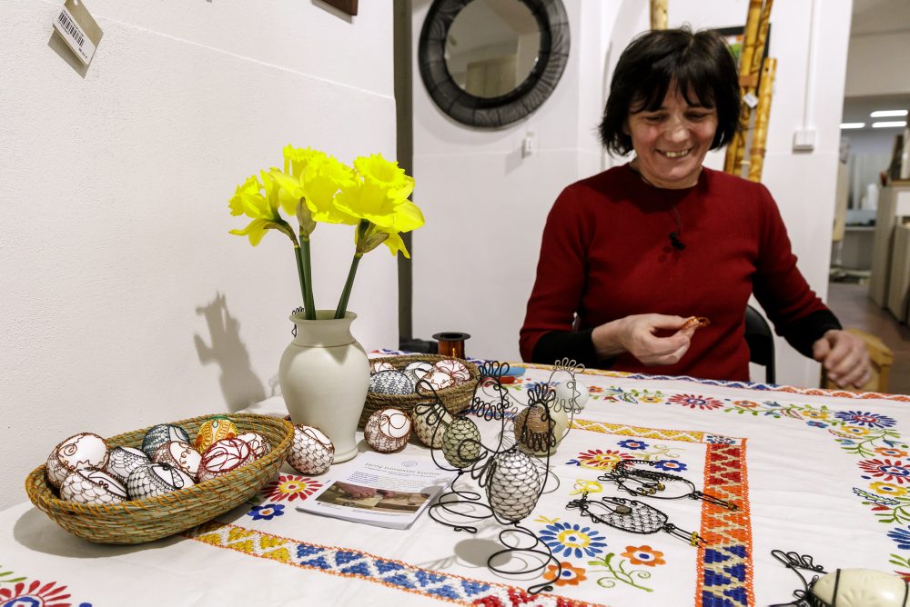 Kraslice zdobené odrôtovaním v Regionálnom centre remesiel Ústredia ľudovej umeleckej výroby (ÚĽUV) v Bratislave