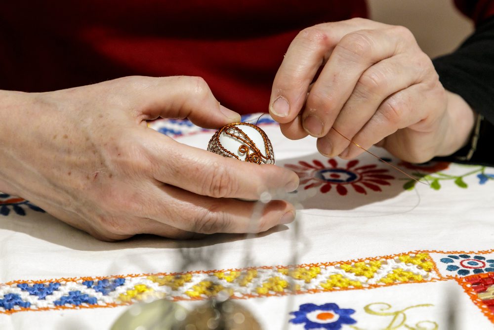 Kraslice zdobené odrôtovaním v Regionálnom centre remesiel Ústredia ľudovej umeleckej výroby (ÚĽUV) v Bratislave