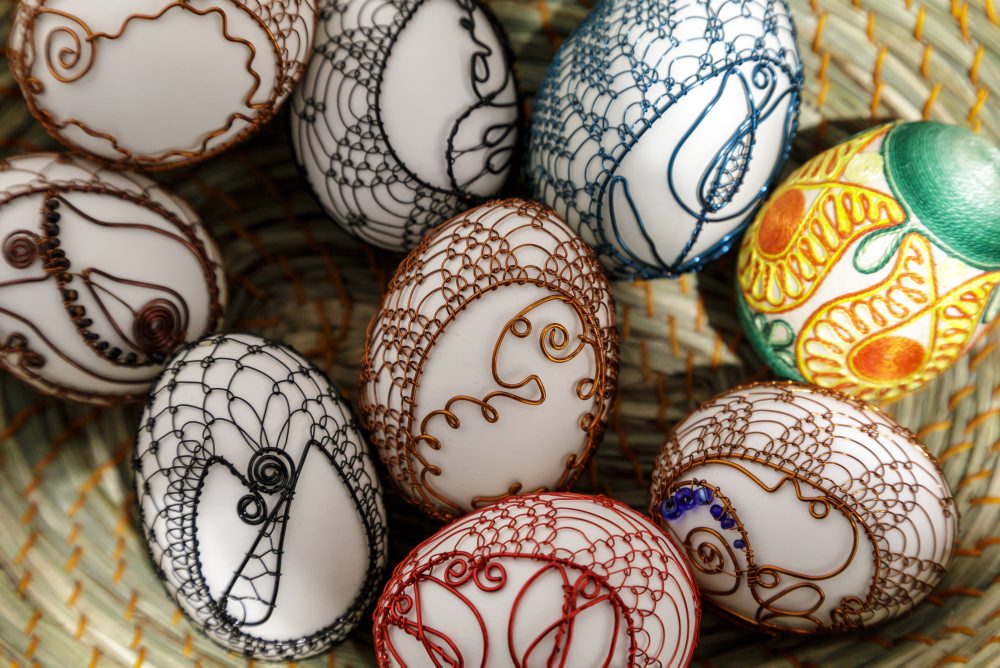 Kraslice zdobené odrôtovaním v Regionálnom centre remesiel Ústredia ľudovej umeleckej výroby (ÚĽUV) v Bratislave