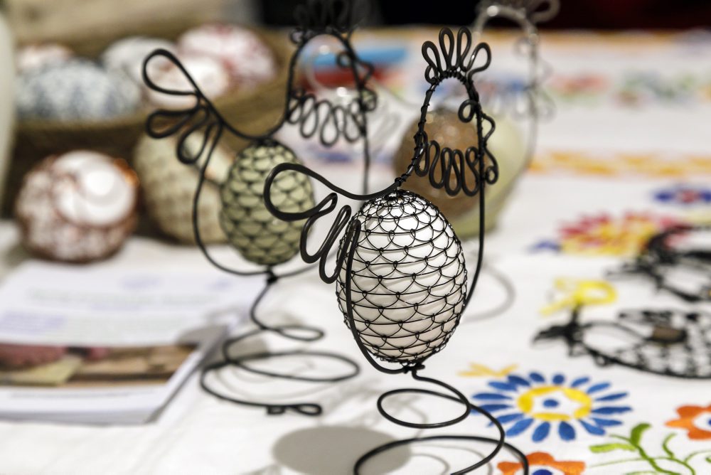 Kraslice zdobené odrôtovaním v Regionálnom centre remesiel Ústredia ľudovej umeleckej výroby (ÚĽUV) v Bratislave