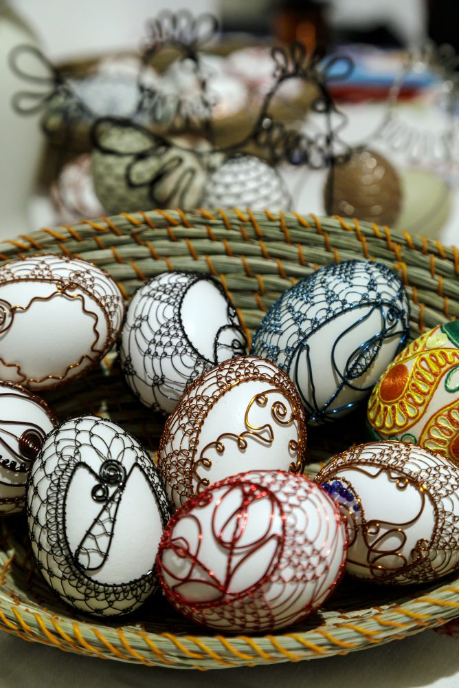 Kraslice zdobené odrôtovaním v Regionálnom centre remesiel Ústredia ľudovej umeleckej výroby (ÚĽUV) v Bratislave