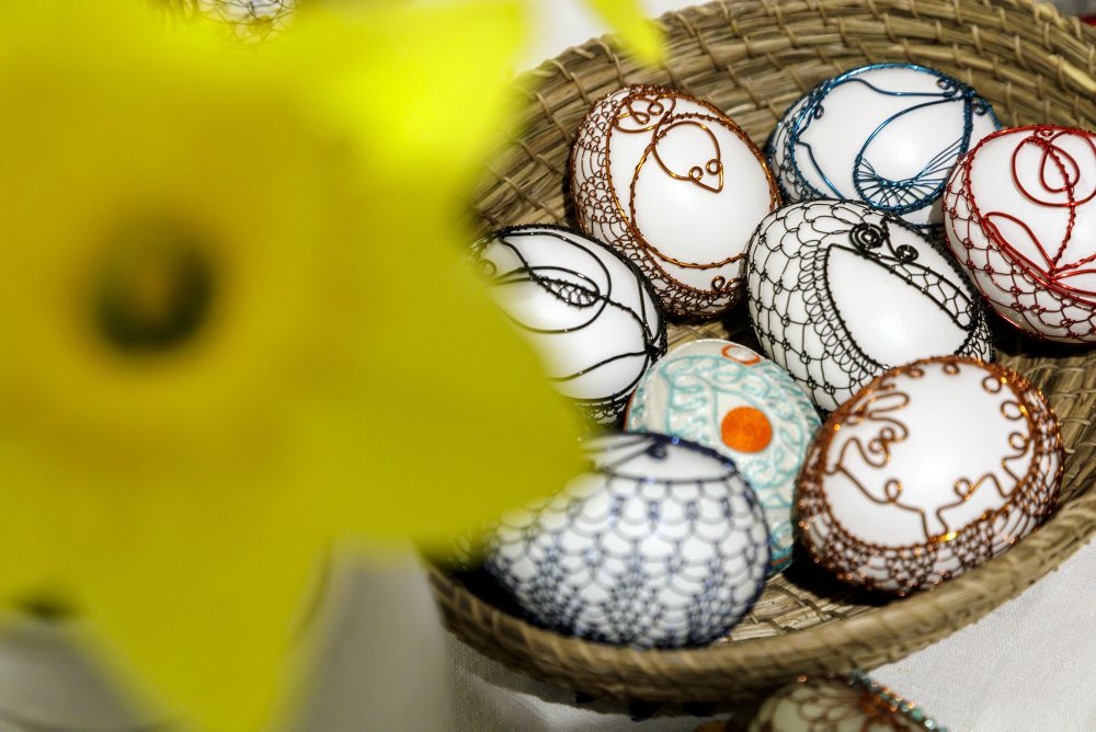 Kraslice zdobené odrôtovaním v Regionálnom centre remesiel Ústredia ľudovej umeleckej výroby (ÚĽUV) v Bratislave