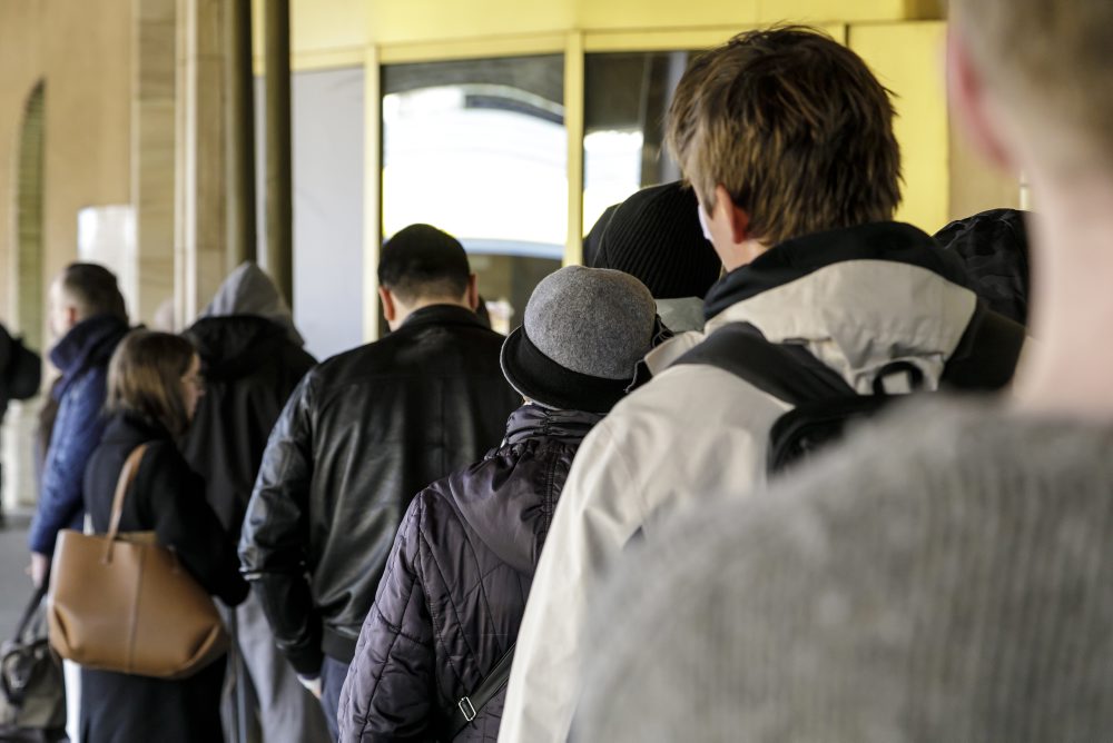 Kňazi ponúkajú svätú spoveď aj na bratislavskej železničnej stanici