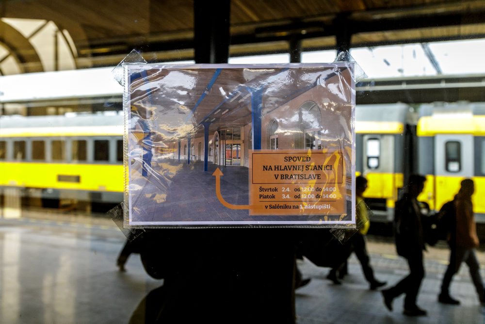 Kňazi ponúkajú svätú spoveď aj na bratislavskej železničnej stanici