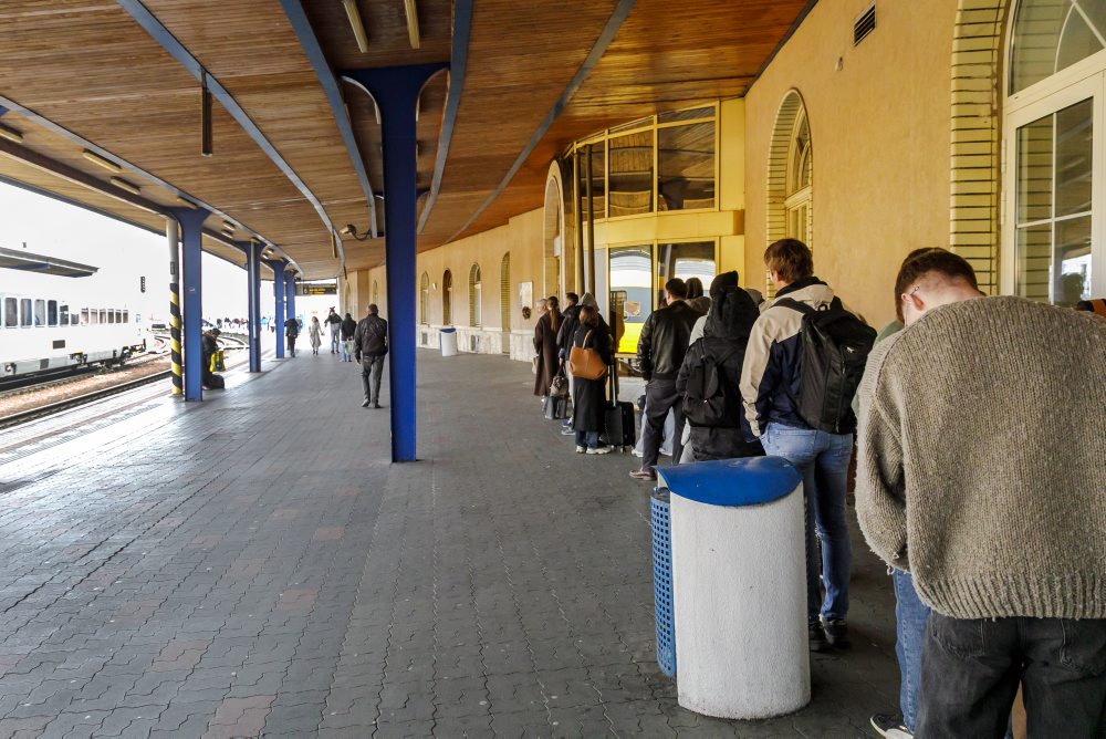 Kňazi ponúkajú svätú spoveď aj na bratislavskej železničnej stanici