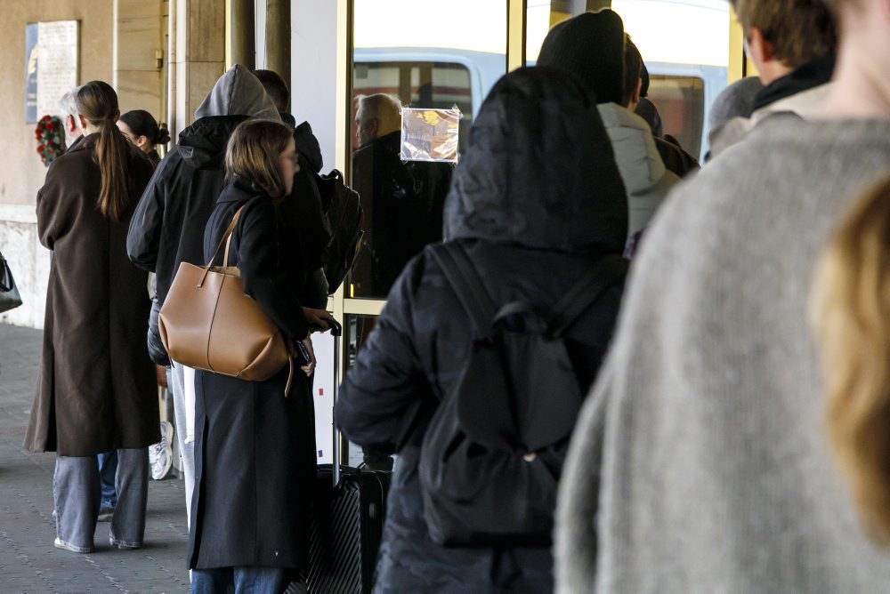 Kňazi ponúkajú svätú spoveď aj na bratislavskej železničnej stanici