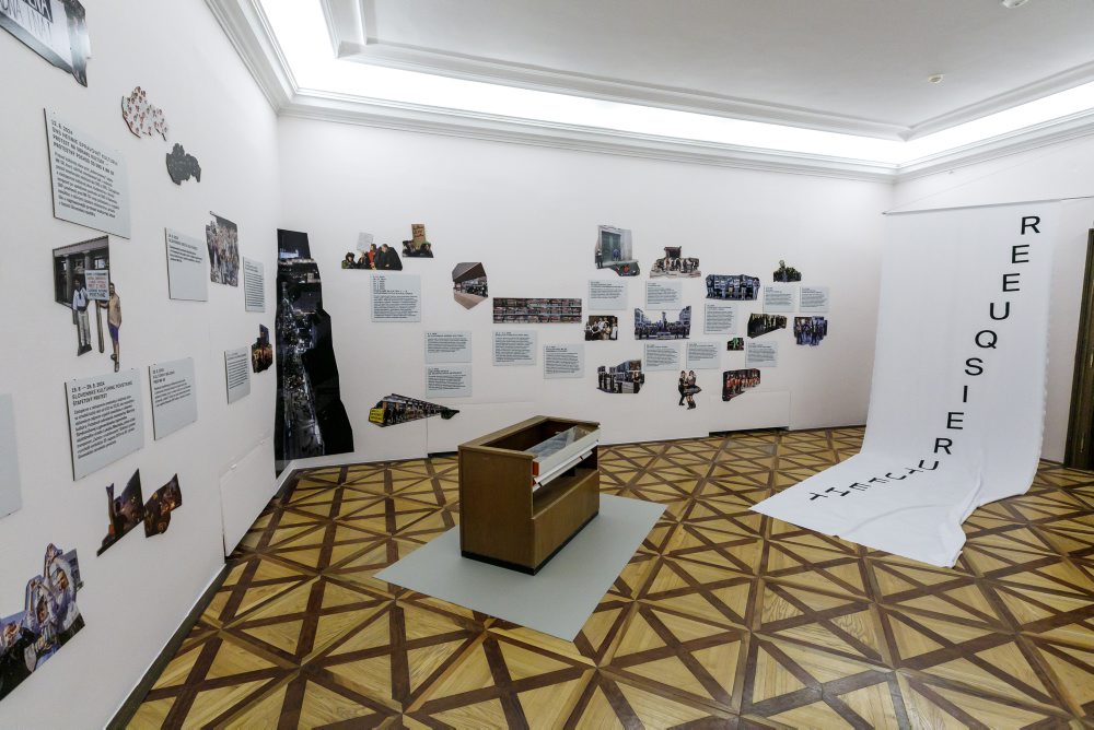 Medzigeneračná skupinová výstava Dym a zrkadlá v Bratislave