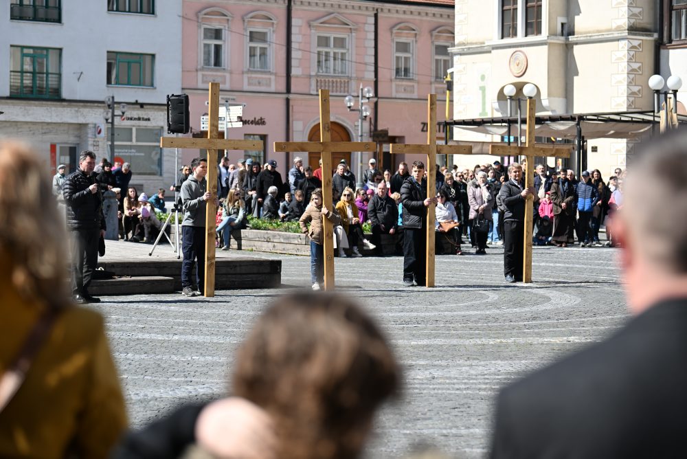 Tiché nesenie kríža na Veľký piatok v Trnave