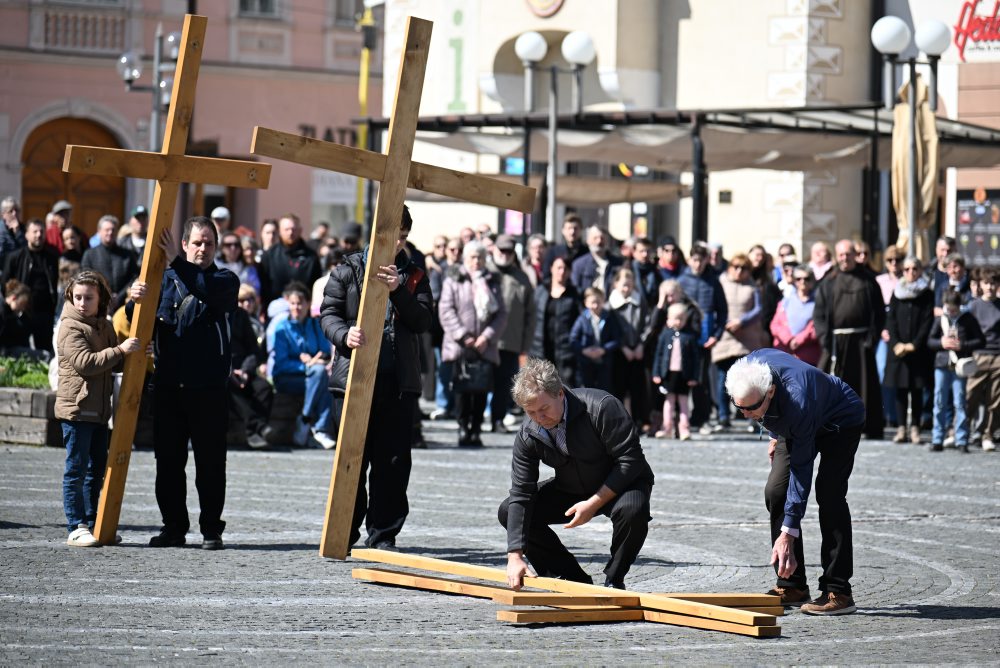Tiché nesenie kríža na Veľký piatok v Trnave