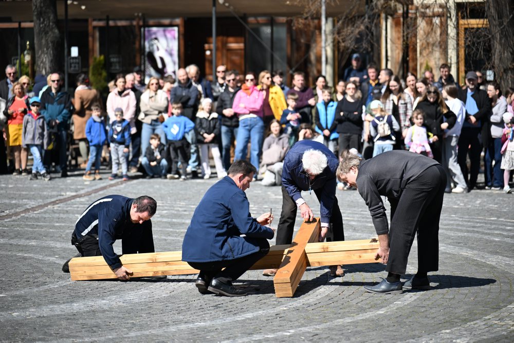 Tiché nesenie kríža na Veľký piatok v Trnave