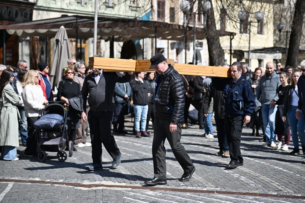 Tiché nesenie kríža na Veľký piatok v Trnave