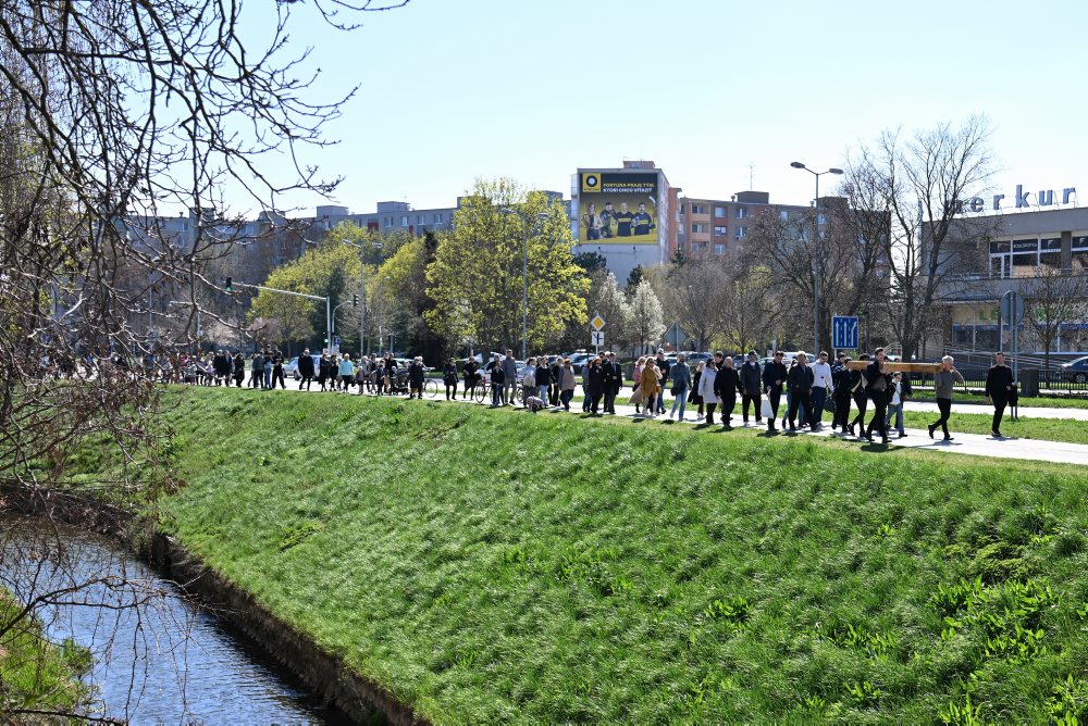 Tiché nesenie kríža na Veľký piatok v Trnave