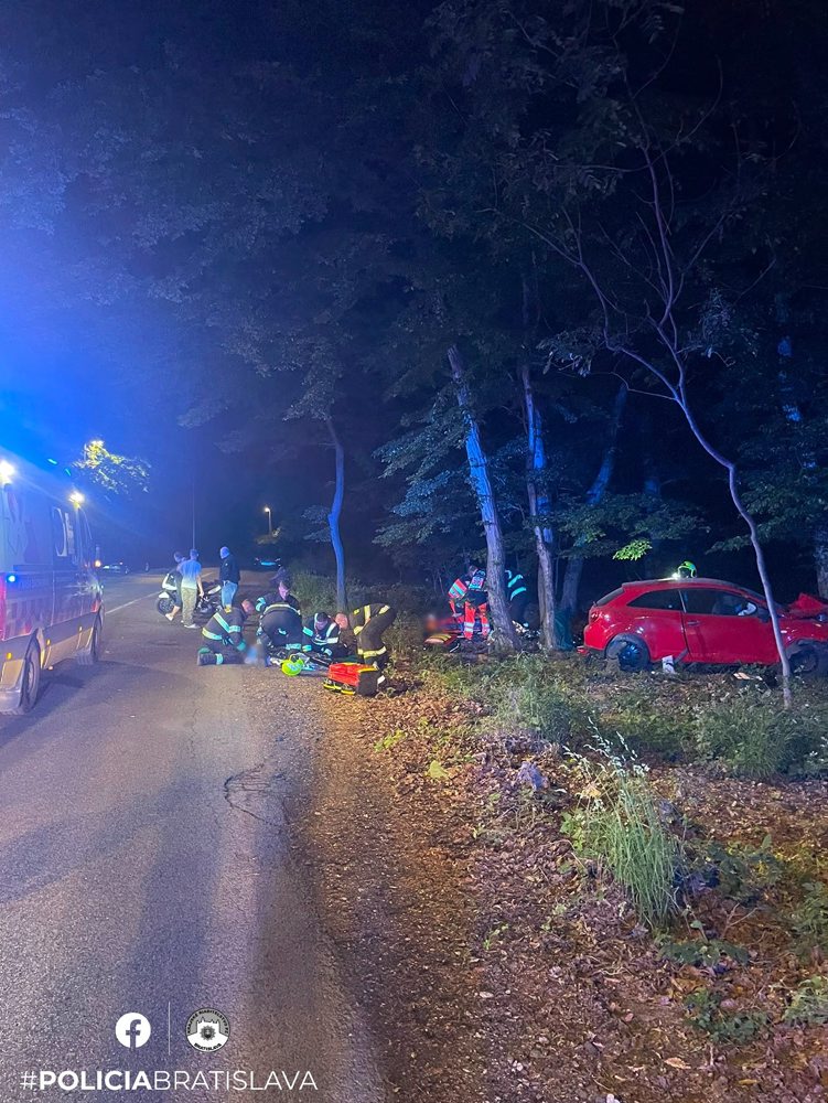Polícia vyšetruje nočnú nehodu na Ceste na Kamzík, zranili sa piati ľudia