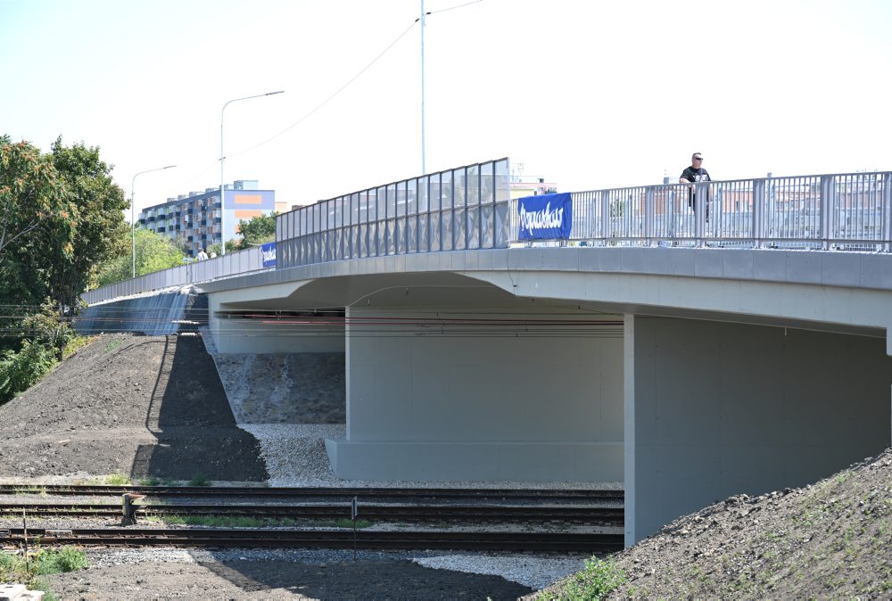 V Seredi otvorili nanovo vybudovaný most ponad železnicu