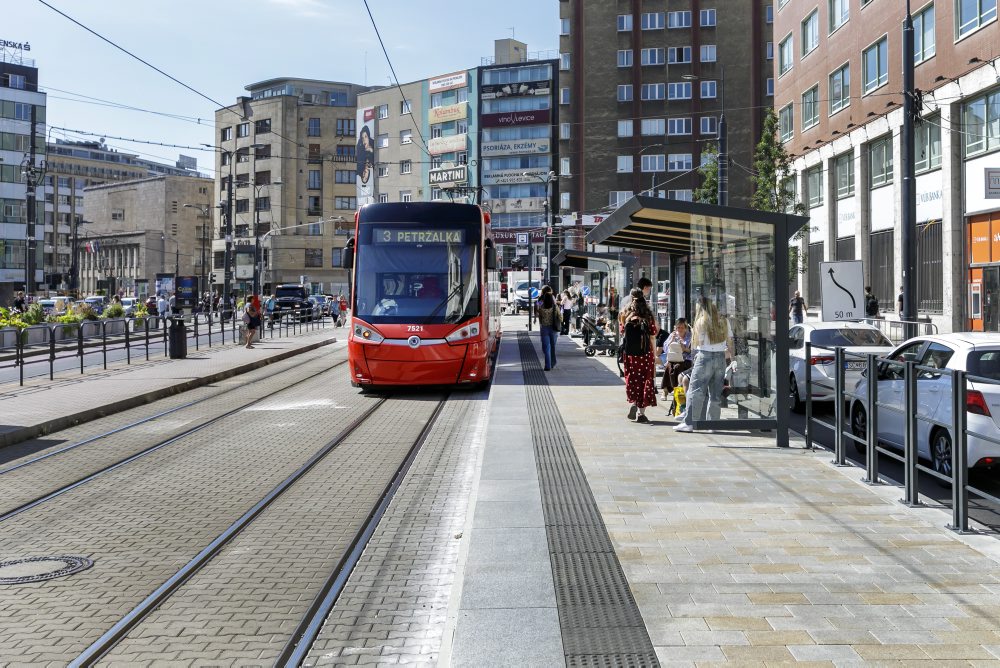 Novovybudovaná električková zastávka Centrum na Špitálskej ulici