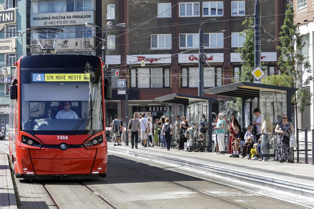 Novovybudovaná električková zastávka Centrum na Špitálskej ulici