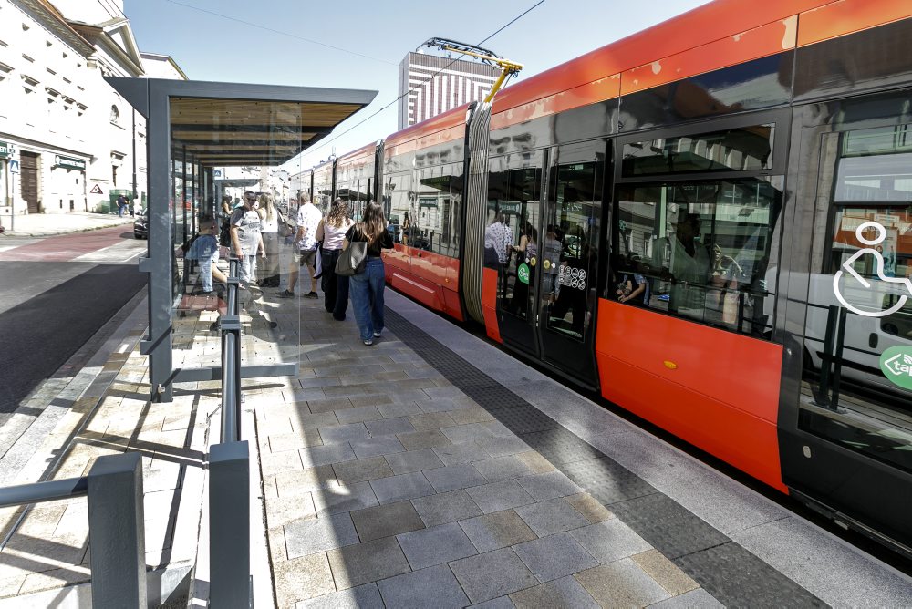 Novovybudovaná električková zastávka Centrum na Špitálskej ulici