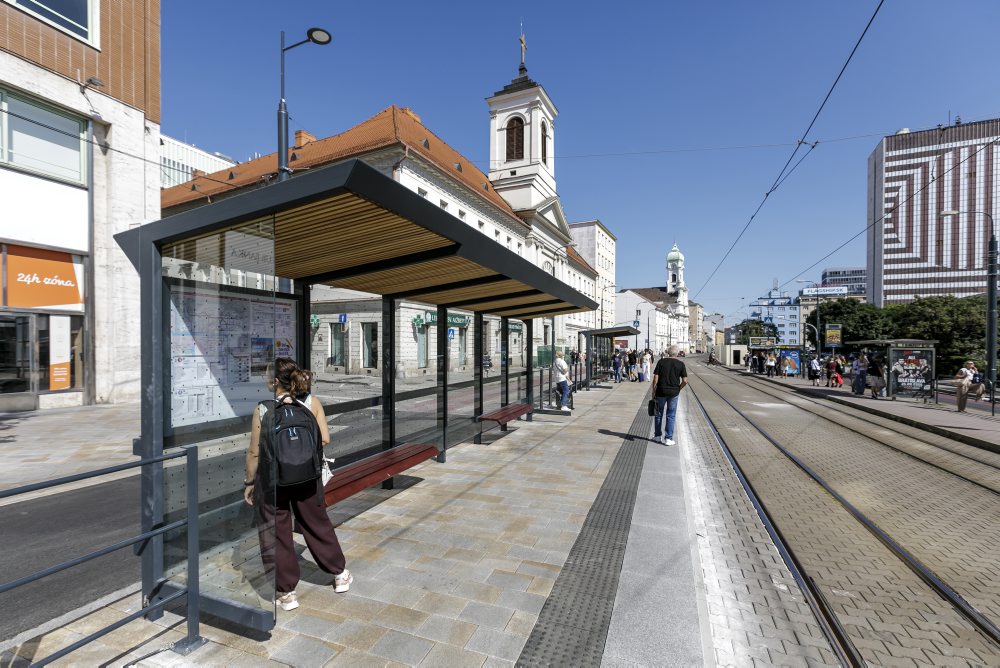 Novovybudovaná električková zastávka Centrum na Špitálskej ulici