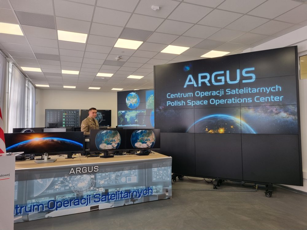 Vo Varšave otvorili Centrum satelitných operácií, pomôcť môže aj Slovensku