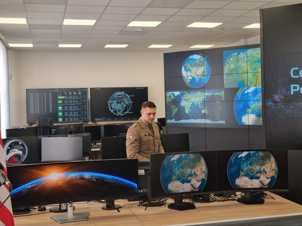 Vo Varšave otvorili Centrum satelitných operácií, pomôcť môže aj Slovensku