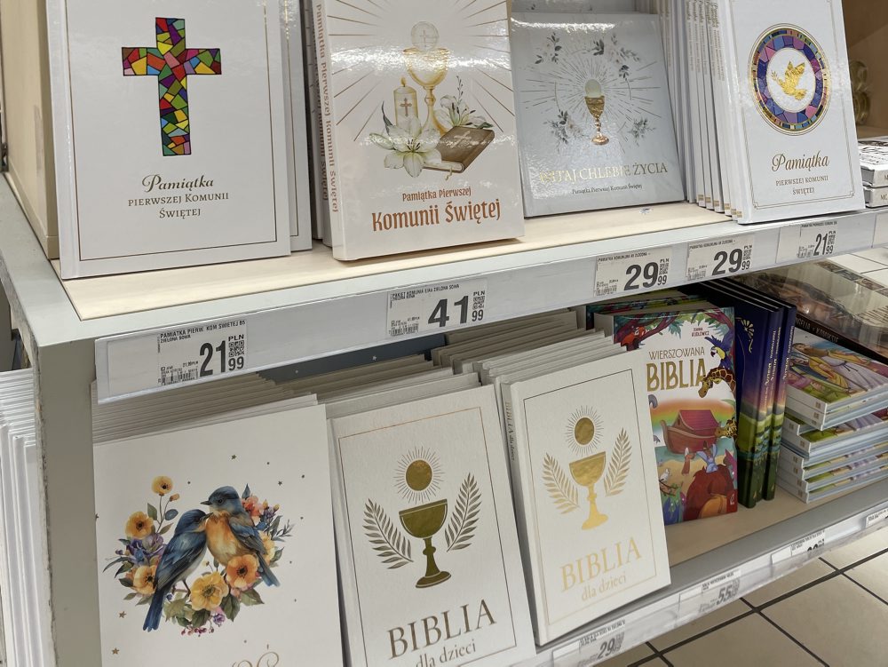 Sezónny tovar na prvé sväté prijímanie v supermarkete v Poľsku