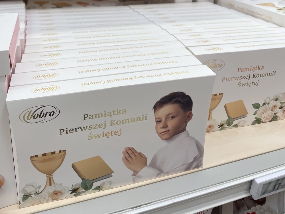 Sezónny tovar na prvé sväté prijímanie v supermarkete v Poľsku