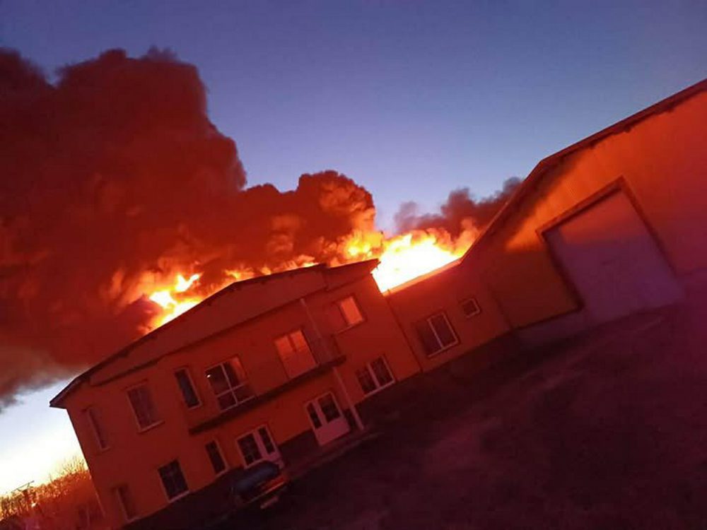 Hasiči zasahujú pri rozsiahlom požiari konzervárne v Moravskom Svätom Jáne