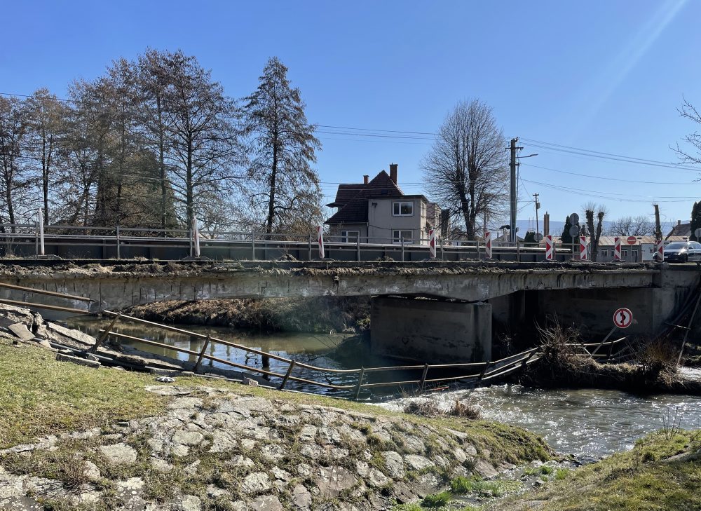 V Opatovciach nad Nitrou sa do rieky zrútila časť mostnej konštrukcie