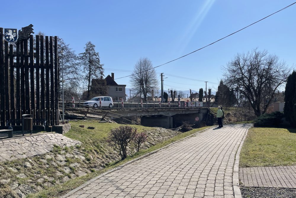 V Opatovciach nad Nitrou sa do rieky zrútila časť mostnej konštrukcie