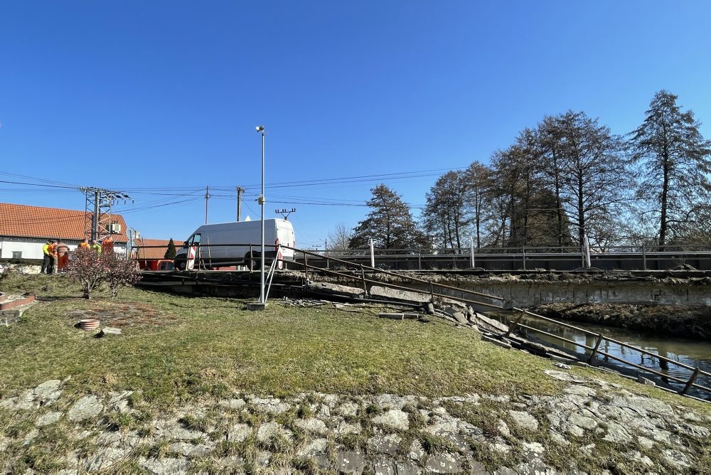 V Opatovciach nad Nitrou sa do rieky zrútila časť mostnej konštrukcie