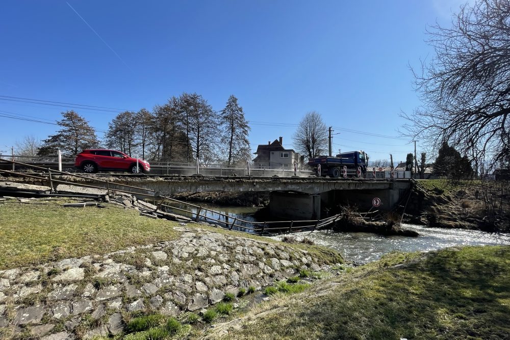 V Opatovciach nad Nitrou sa do rieky zrútila časť mostnej konštrukcie