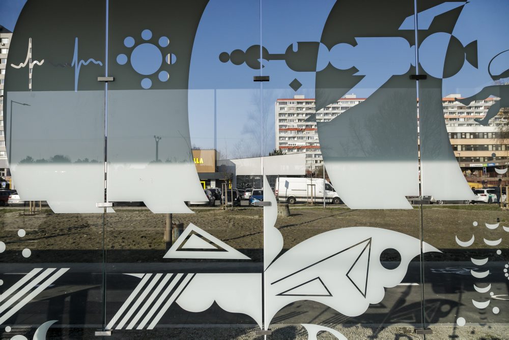 Dokončovanie prístreškov na zastávkach na novej električkovej trati v bratislavskej Petržalke