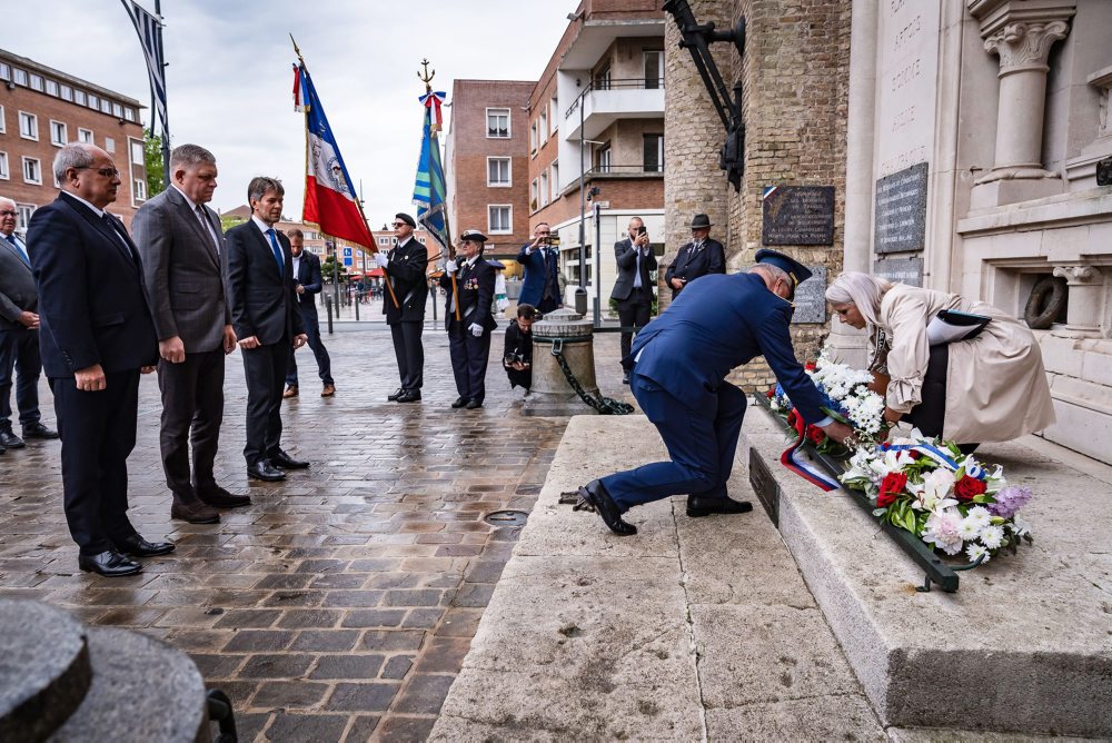 Premiér si v Normandii uctil pamiatku vojakov z druhej svetovej vojny