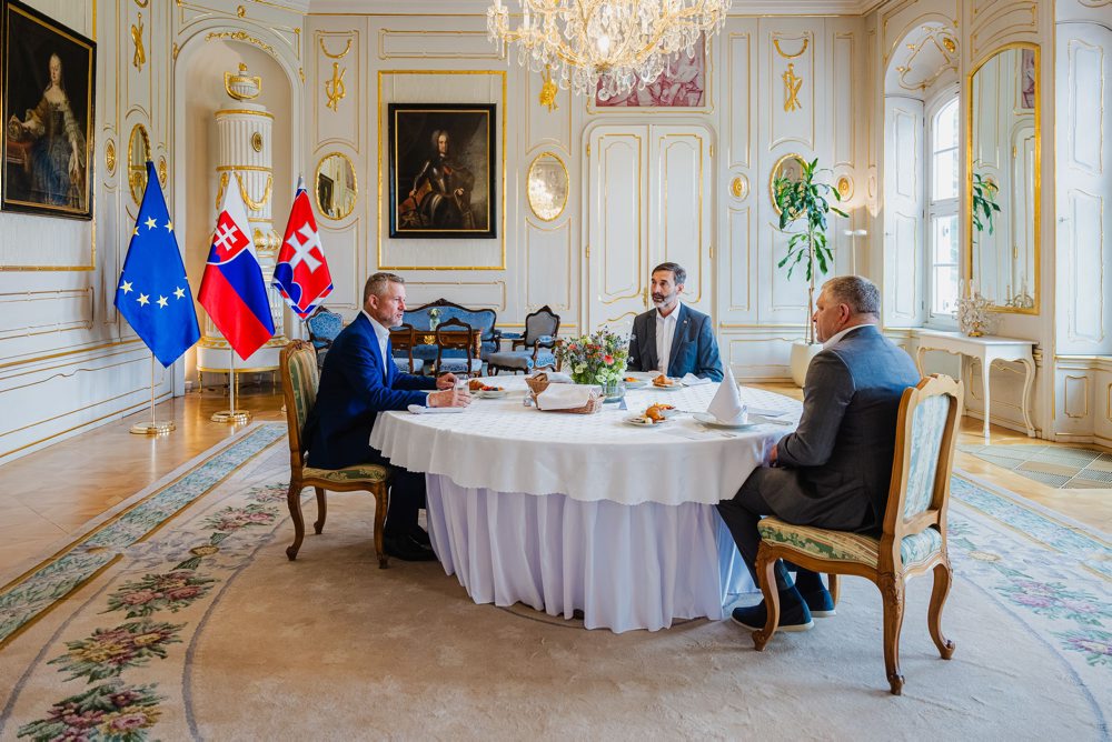 Pracovné raňajky prezidenta SR Petra Pellegriniho s predsedom vlády SR Robertom Ficom a šéfom diplomacie Jurajom Blanárom