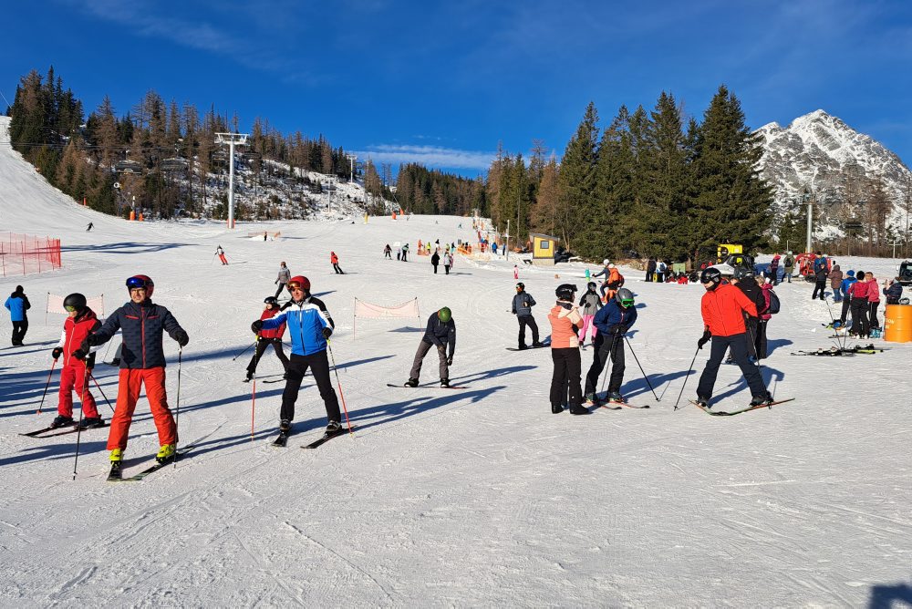 Lyžovačku na Štrbskom Plese vo Vysokých Tatrách odštartovali spolu s prevádzkou novej lanovky