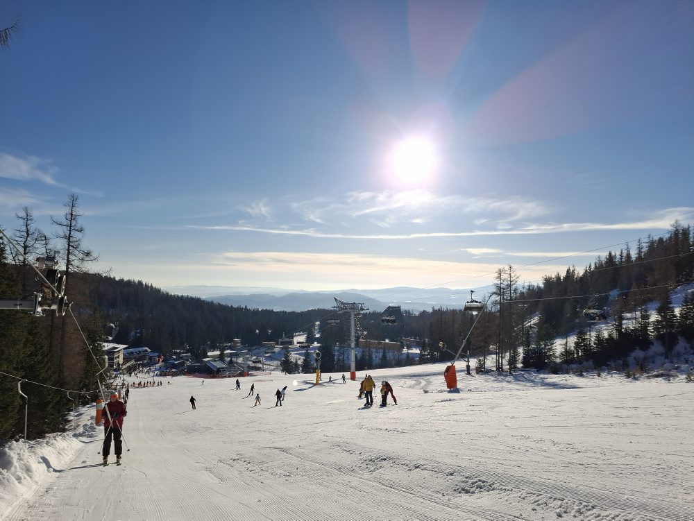 Lyžovačku na Štrbskom Plese vo Vysokých Tatrách odštartovali spolu s prevádzkou novej lanovky