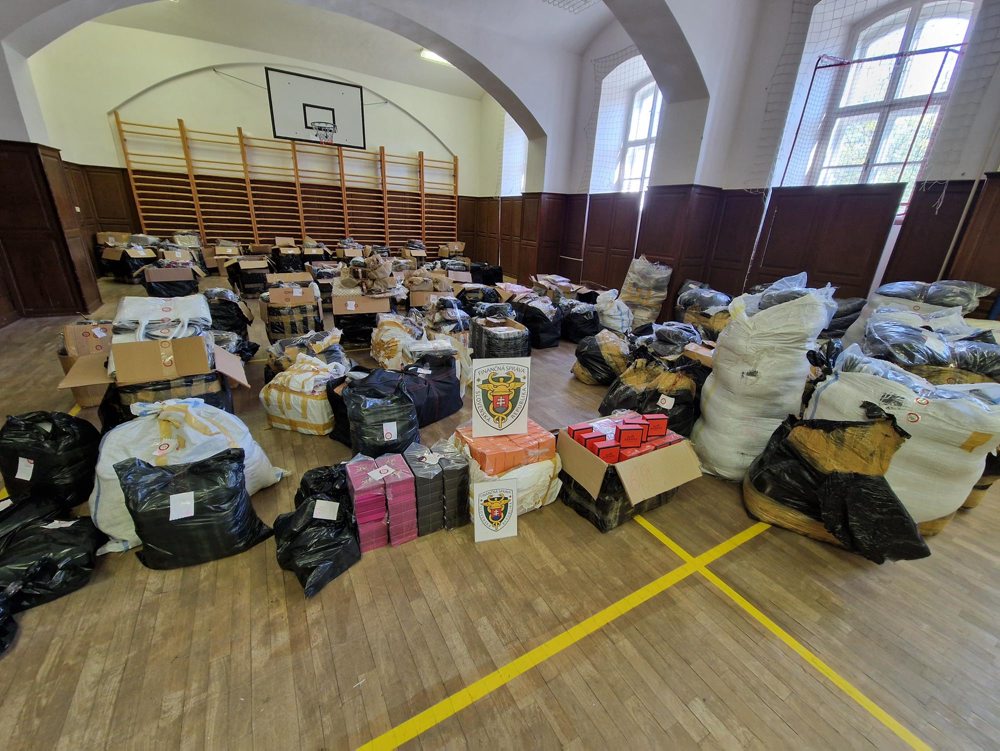 Colníci na R4 neďaleko Košíc zadržali falzifikáty svetových značiek