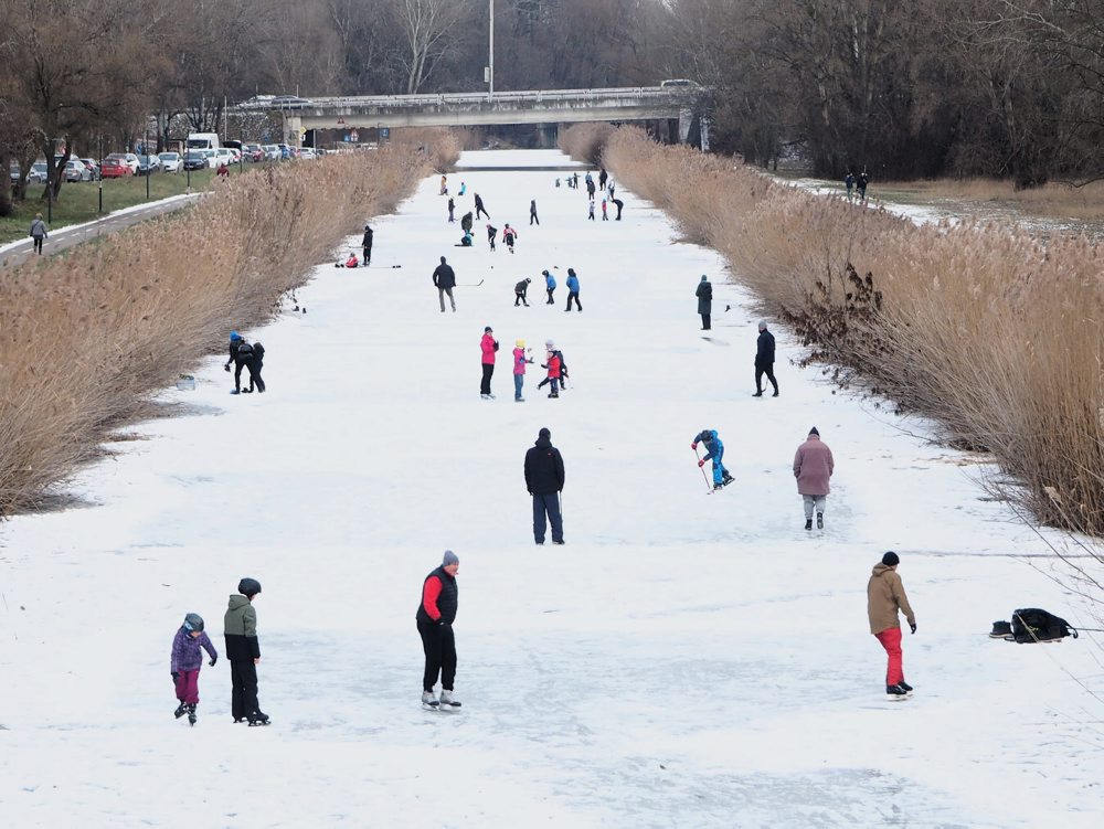 Korčuľovanie na zamrznutom Chorvátskom ramene v bratislavskej Petržalke