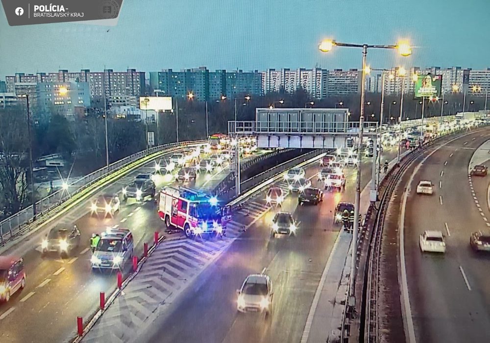 Na Einsteinovej ulici v Bratislave sa zrazilo päť áut, tvoria sa kolóny 