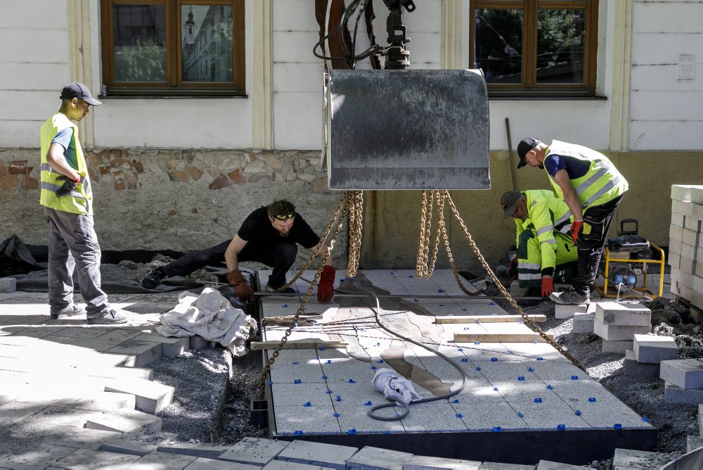 Osádzanie obnoveného pamätníka venovaného pamiatke Jána Kuciaka a Martiny Kušnírovej
