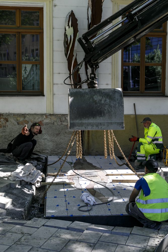 Osádzanie obnoveného pamätníka venovaného pamiatke Jána Kuciaka a Martiny Kušnírovej