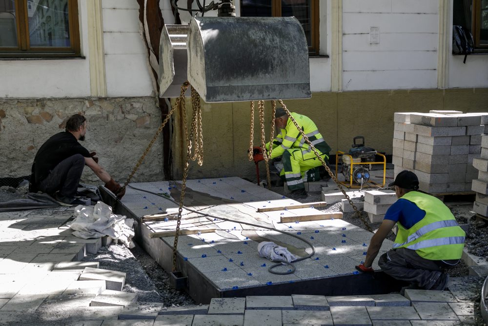 Osádzanie obnoveného pamätníka venovaného pamiatke Jána Kuciaka a Martiny Kušnírovej