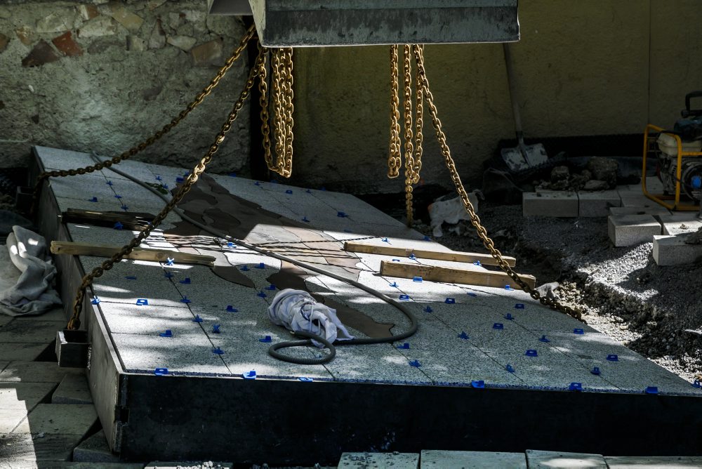 Osádzanie obnoveného pamätníka venovaného pamiatke Jána Kuciaka a Martiny Kušnírovej