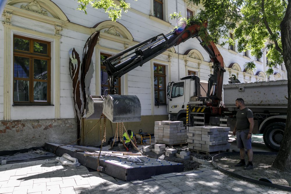 Osádzanie obnoveného pamätníka venovaného pamiatke Jána Kuciaka a Martiny Kušnírovej